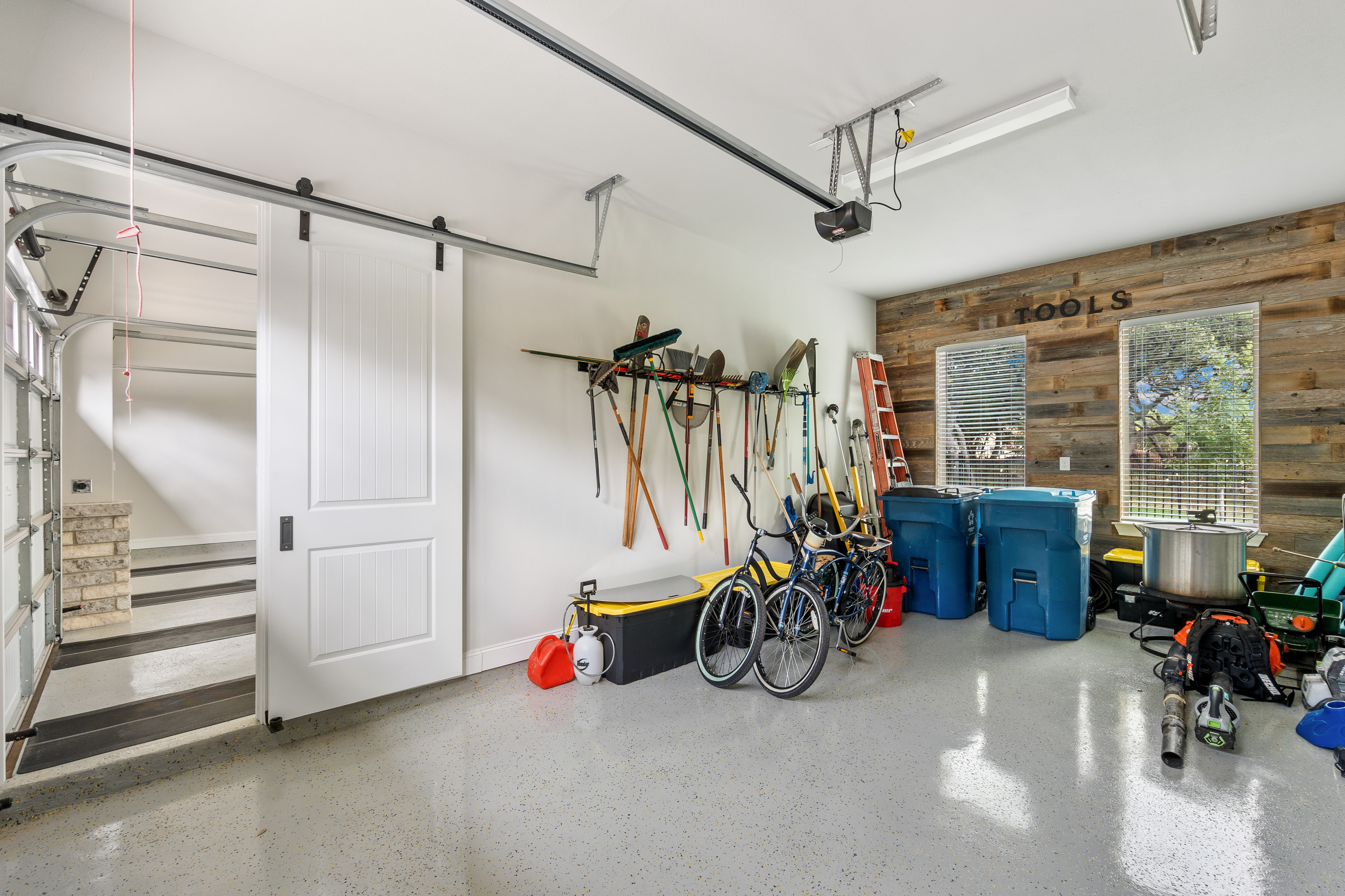 A picture of a functional detatched garage construction from the expert team at RiseCon North America.